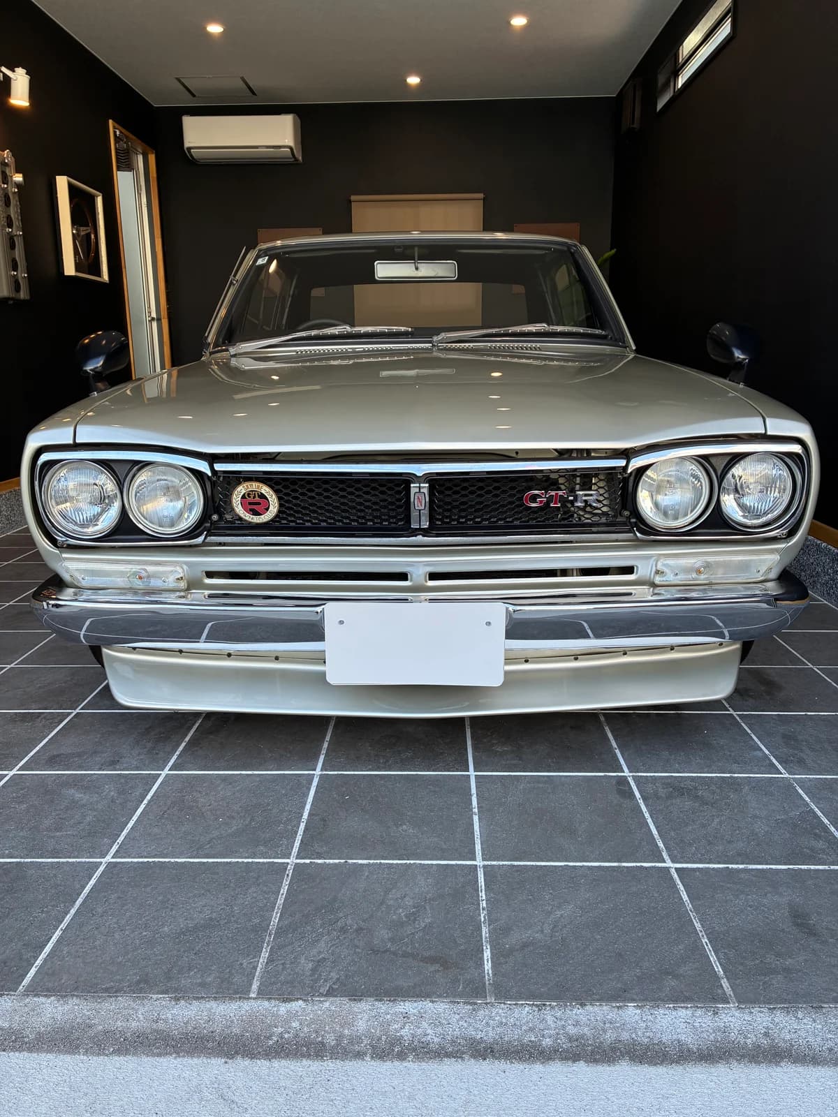 ガレージに停められたシルバーの旧車